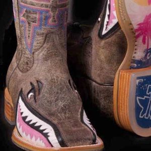 ISO: square toe boots!